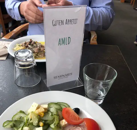Zwei Teller mit Essen auf dem Tisch beim AMLD Verbandstreffen